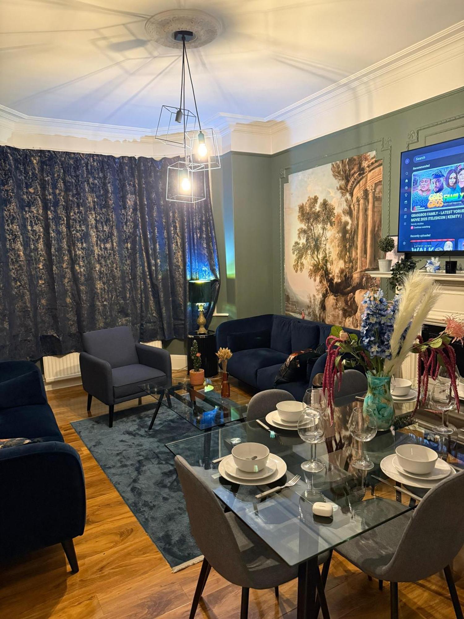 Family Four Bedroom House Walk From Hyde Park *