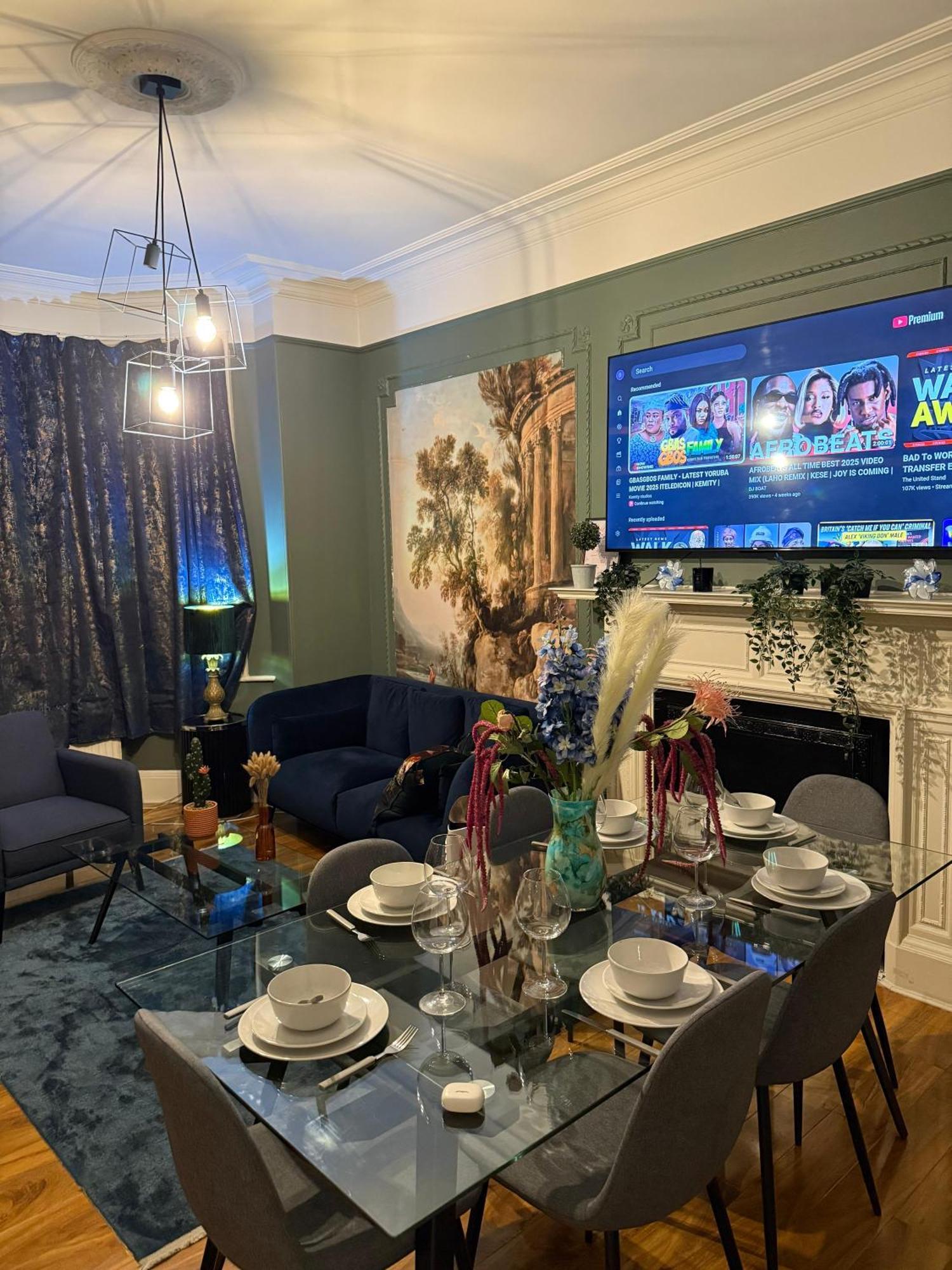 Family Four Bedroom House Walk From Hyde Park Apartment