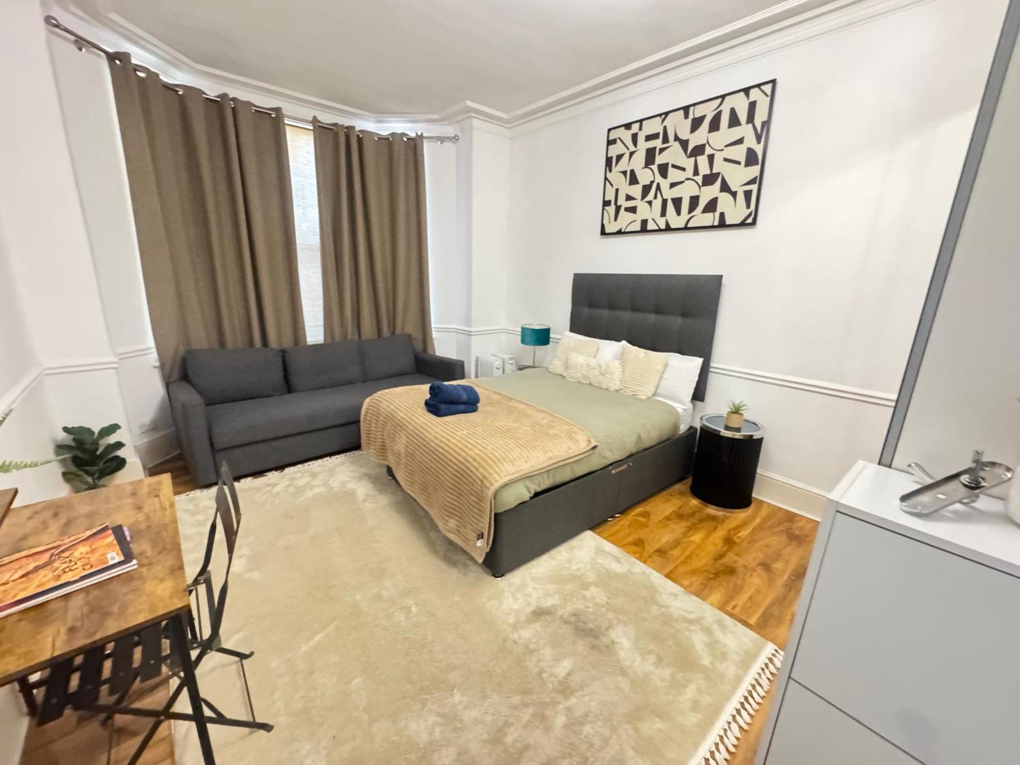 Family Four Bedroom House Walk From Hyde Park